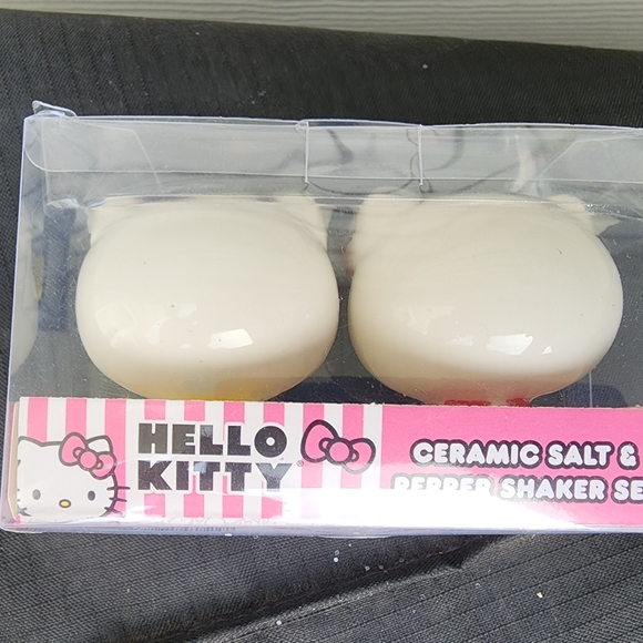 NWT Adorable Cermanic Hello Kitty Salt & Pepper shackers ! - Picture 2 of 5